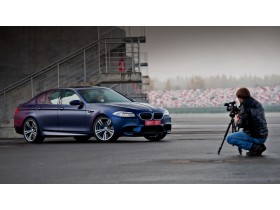 Рассматриваем с разных сторон спортседан BMW M5